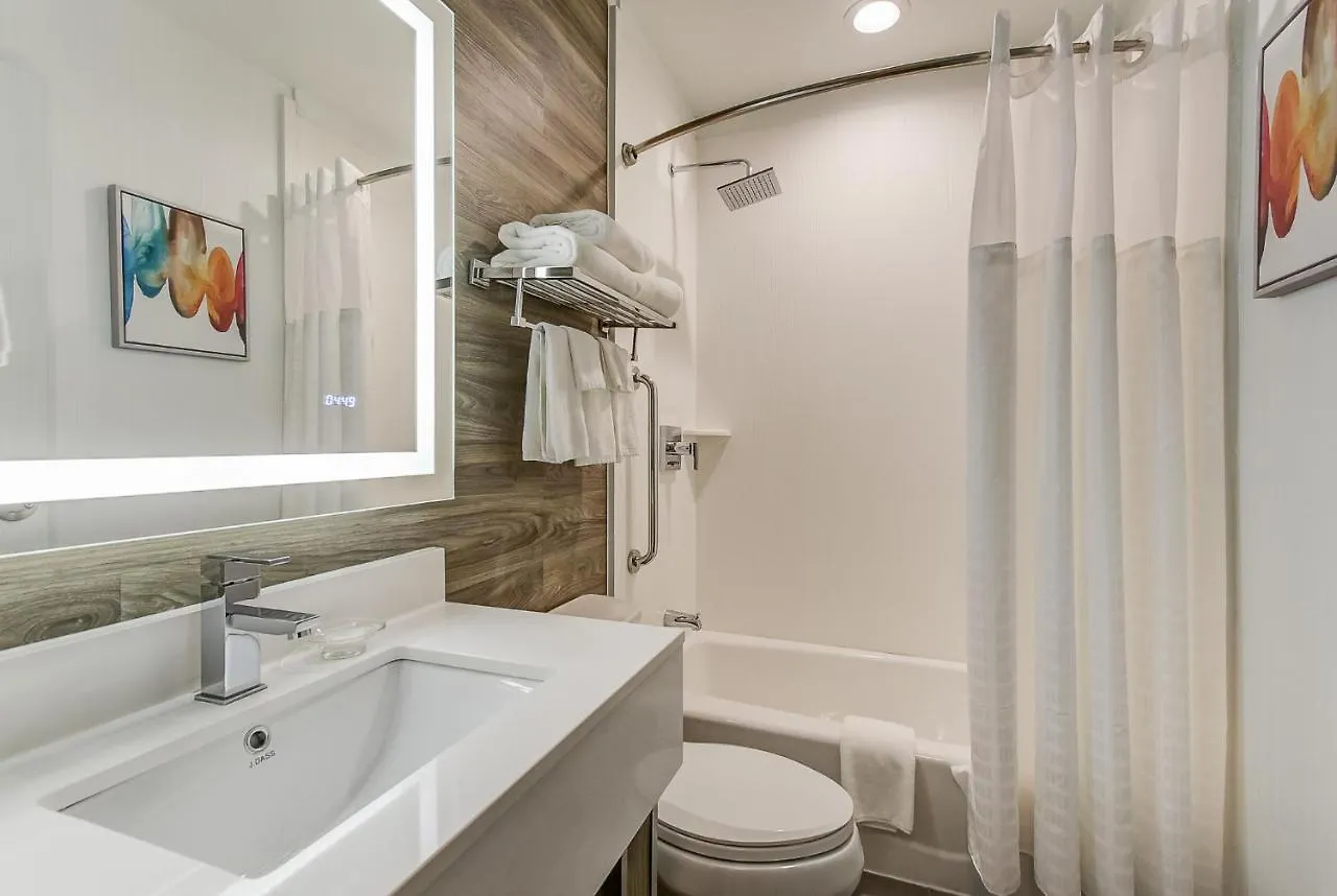Est Hotel Toronto 4*,